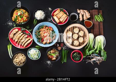 Cibo cinese assortito su sfondo scuro. Cucina asiatica. Vista dall'alto, piatto Foto Stock