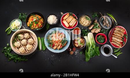 Piatti cinesi assortiti su sfondo scuro. Piatti di cucina cinese sul tavolo.  Cucina asiatica. Vista dall'alto Foto stock - Alamy