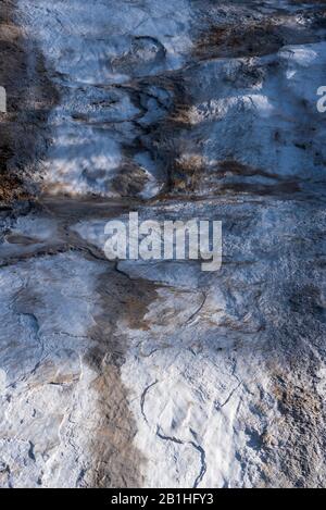 Terreno bianco con wets marroni sentieri d'acqua. Foto Stock