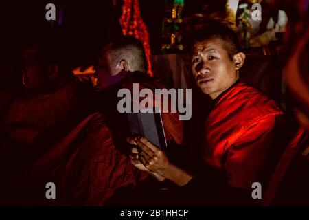 Monaco scattare una foto nella celebrazione per l'apertura del più grande Buddha in America Latina Foto Stock