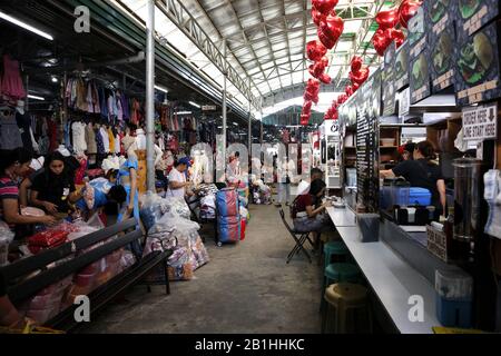 Taytay, Rizal, Filippine - 20 febbraio 2020: Diverse bancarelle vendono  tutti i tipi di prodotti di abbigliamento in un ben noto posto bazar nella  città di Tayta Foto stock - Alamy