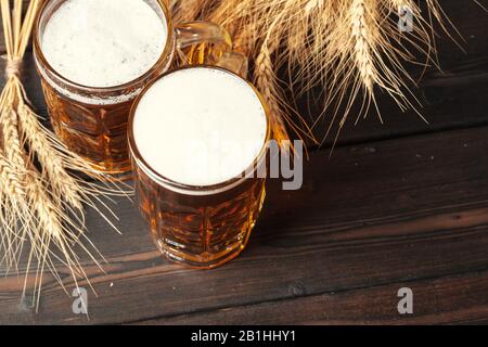 Birra di vetro su sfondo di legno. Foto creativa. Foto Stock