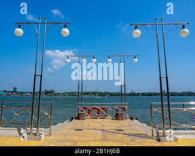 Luci di strada su pali di acciaio sul molo chao-fah, Krabi, Thailandia sul mare e cielo blu sfondo. Foto Stock