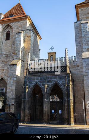 Vergine Maria sotto la chiesa della catena a Praga Foto Stock