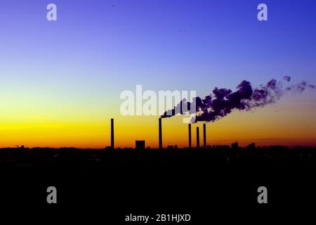 Inquinamento e fumo da camini di fabbrica o di centrale. Concetto di inquinamento ambientale Foto Stock