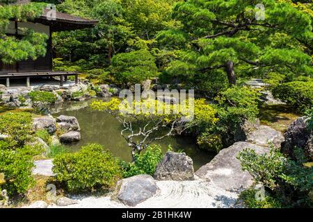 Gli splendidi giardini giapponesi del Tempio di Ginkaku-ji (Tempio d'Argento) durante la stagione estiva, Kyoto, Giappone Foto Stock