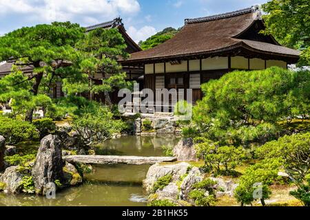 Vista panoramica del complesso del Tempio di Ginkakuji (Padiglione d'Argento): Sulla sinistra, l'Hondo, sulla destra la Sala Togudo, Kyoto, Giappone Foto Stock