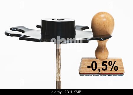 un timbro con l'iscrizione meno 0,5 percento pende in una cremagliera del timbro Foto Stock