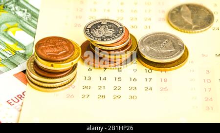 stack di monete sul calendario, closeup shot, per sfondo finanziario Foto Stock