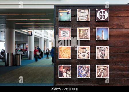 Portland, Oregon USA - 11 maggio 2019: Una parete decorata con foto personalizzate accanto ad una caffetteria nell'Aeroporto Internazionale di Portland Foto Stock