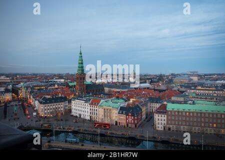 Veduta aerea del centro di Copenhagen con chiese, canali e cupola del palazzo. Scatto diurno, traffico visibile. Nessuna gente, copyspace. Foto Stock