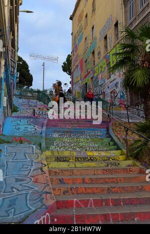 Passi colorati dipinti, Street art e graffiti fuori dalla stazione della metropolitana Notre Dame Du Mont nel Cours Julien, Quartier des Createurs, Marsiglia Foto Stock