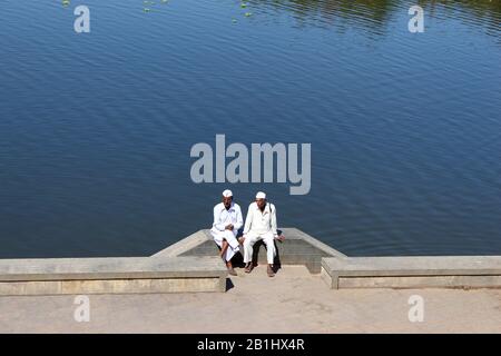 22nd Mar 2019, Pune , Maharashtra, India. Persone sedute sul lato del fiume, Dehu, Pune, Maharashtra. Foto Stock