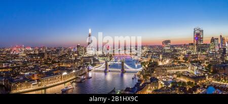 Foto Aerea Del Tower Bridge Di Londra Di Notte. Fotografia di droni dal Tamigi, inclusi Shard, Gherkin e City Hall Foto Stock