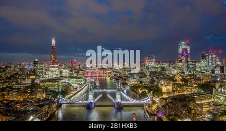 Foto Aerea Del Tower Bridge Di Londra Di Notte. Fotografia di droni dal Tamigi, inclusi Shard, Gherkin e City Hall Foto Stock