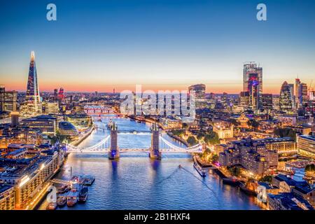 Foto Aerea Del Tower Bridge Di Londra Di Notte. Fotografia di droni dal Tamigi, inclusi Shard, Gherkin e City Hall Foto Stock