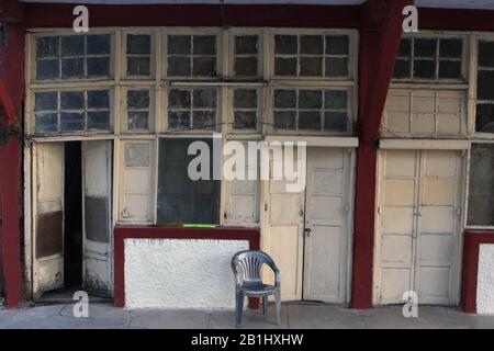 Vecchie finestre e porte architettura, Mussoorie, Uttarakhand, India Foto Stock