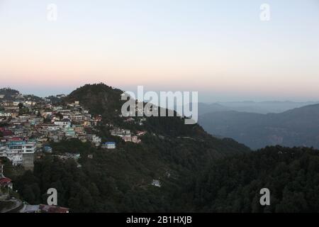 Veduta aerea del villaggio e delle montagne al mattino, Mussoorie, Uttarakhand, India Foto Stock
