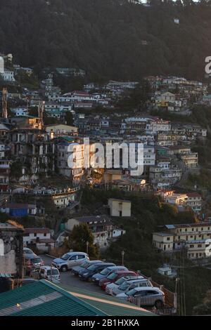 Veduta aerea del villaggio al mattino, Mussoorie, Uttarakhand, India Foto Stock