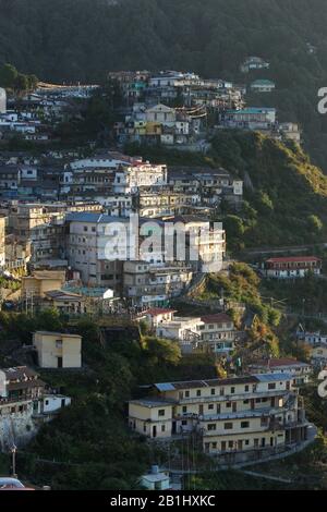 Veduta aerea del villaggio al mattino, Mussoorie, Uttarakhand, India Foto Stock