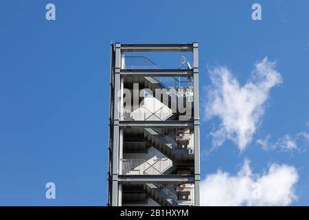 Fuga di fuoco di metallo fuori casa di appartamento per emergenza. Foto Stock