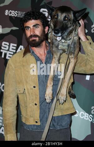 Hollywood, Stati Uniti. 25th Feb, 2020. Hollywood, LOS ANGELES, CALIFORNIA, Stati Uniti - 25 FEBBRAIO: Justin Melnick e Dita arrivano alla Los Angeles Premiere Of CBS Television Studios' 'squadra di SEAL' tenutasi presso l'ARCLIGHT Cinemas Hollywood il 25 febbraio 2020 a Hollywood, Los Angeles, California, Stati Uniti. (Foto Di Xavier Collin/Image Press Agency) Credit: Image Press Agency/Alamy Live News Foto Stock