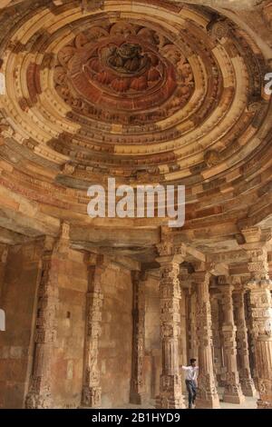 30 Ottobre 2019, Delhi, India. Cupola della Moschea e colonne scolpite a mano nel tempio di mughal, Qutub Minar Foto Stock
