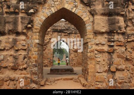 30 Ottobre 2019, Delhi, India. Turisti che prendono phot alla tomba di Alauddin Khilji, Qutub Minar, Delhi, India Foto Stock