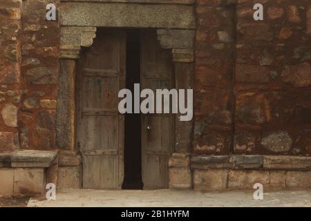 Vecchia casa di terra con porta di legno, India Foto Stock