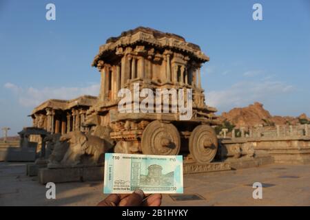 Ritorno in carro di pietra con cinquanta rupie note, Tempio di Vittala, Hampi, Karnataka, India. Foto Stock