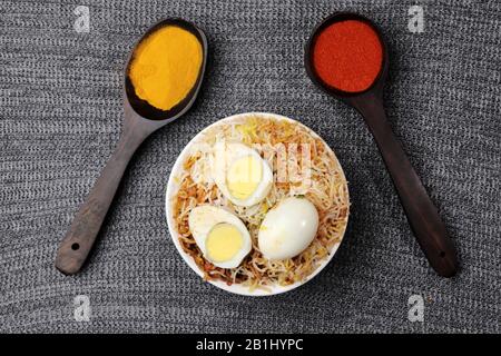 Vista dall'alto dell'uovo biryani un piatto di riso aromatico con riso basmati Foto Stock