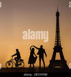 Wedding Dancing vicino alla Torre Eiffel all'alba - Sposa e Sposo Silhouette Foto Stock