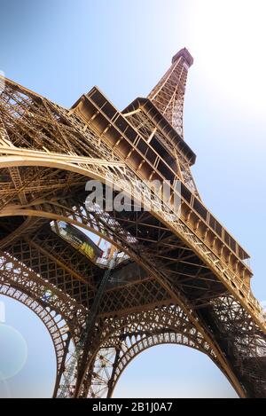 Vista ravvicinata della torre maestositica Eiffel isolata su bianco, Parigi, Francia Foto Stock