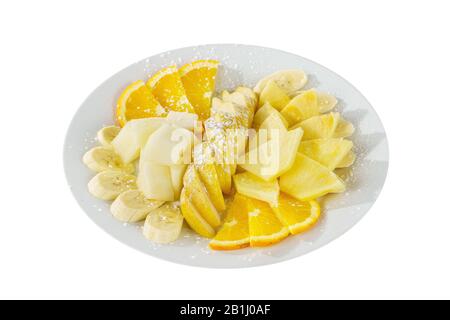 Piastra con altra frutta tagliata piastre isolate sfondo bianco, spolverati con zucchero a velo. Dessert per un menu in una caffetteria, ristorante, caffè sh Foto Stock