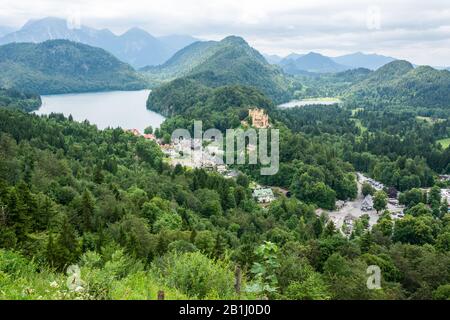 Vista dal castello di Neuschwanstein in Germania mostra (da sinistra a destra): Strada di accesso al Palazzo; Alpsee con la località di Hohenschwangau di fronte; XIX secolo Foto Stock