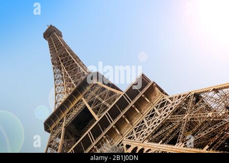 Vista ravvicinata della maestosa Torre Eiffel sullo sfondo blu del cielo, Parigi, Francia Foto Stock