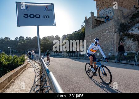 Alejandro Valverde dopo la fine della corsa bere acqua Foto Stock