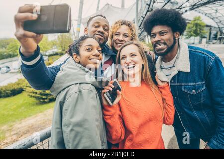 Gli amici di trarre il meglio dalla pioggia e cattivo tempo Foto Stock