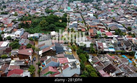 Vista aerea POV Raffigurazione delle inondazioni. Devastazione causata dopo gravi catastrofi naturali a Bekasi - Indonesia Foto Stock