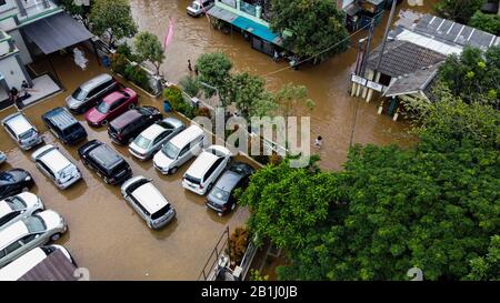 Vista aerea POV Raffigurazione delle inondazioni. Devastazione causata dopo gravi catastrofi naturali a Bekasi - Indonesia Foto Stock