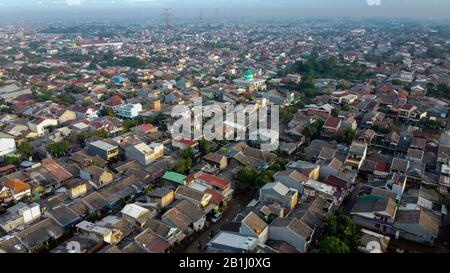 Vista aerea POV Raffigurazione delle inondazioni. Devastazione causata dopo gravi catastrofi naturali a Bekasi - Indonesia Foto Stock