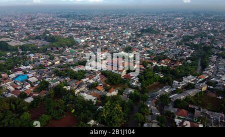 Vista aerea POV Raffigurazione delle inondazioni. Devastazione causata dopo gravi catastrofi naturali a Bekasi - Indonesia Foto Stock