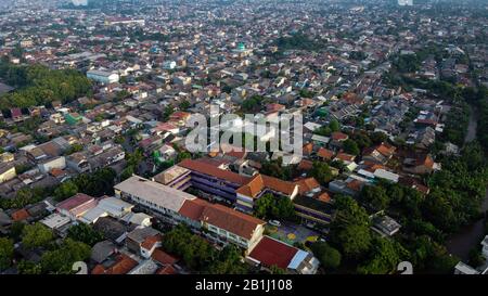 Vista aerea POV Raffigurazione delle inondazioni. Devastazione causata dopo gravi catastrofi naturali a Bekasi - Indonesia Foto Stock