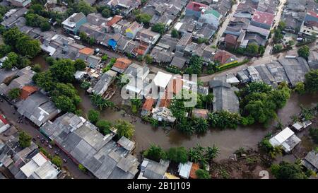 Vista aerea POV Raffigurazione delle inondazioni. Devastazione causata dopo gravi catastrofi naturali a Bekasi - Indonesia Foto Stock