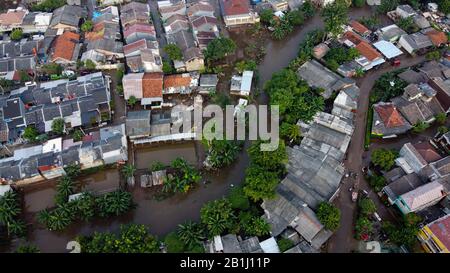 Vista aerea POV Raffigurazione delle inondazioni. Devastazione causata dopo gravi catastrofi naturali a Bekasi - Indonesia Foto Stock