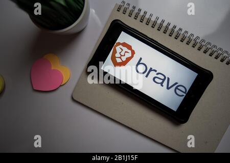BEKASI, INDONESIA. 26 febbraio 2020 : browser Brave: Applicazione Fast AdBlocker dev sullo schermo Dello Smartphone. Brave browser: Fast AdBlocker è un freeware Foto Stock