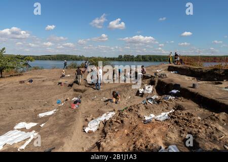 Vinča, Serbia, 27 settembre 2019: Archeologi che lavorano agli scavi archeologici Foto Stock