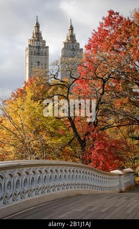 Ponte di prua a Central Park, New York in autunno Foto Stock