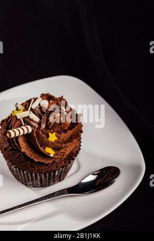 Cupcake al cioccolato tagliato shot Foto Stock