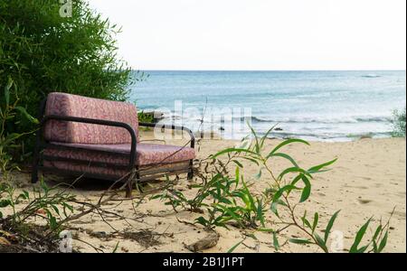 Vecchio divano sulla spiaggia di mare. Foto Stock